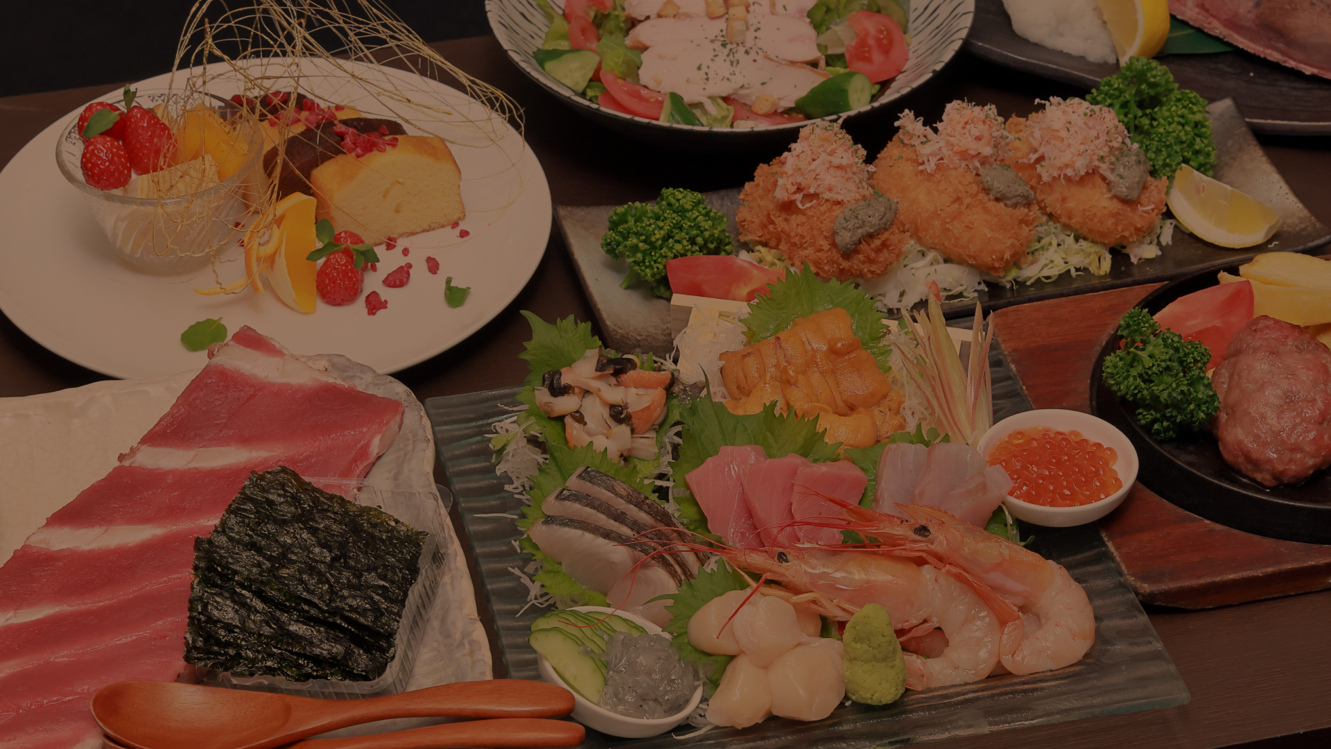 新鮮な刺身の盛り合わせを背景にした、くいもの屋 淡菜房のメインビジュアル