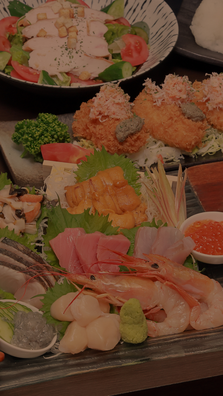 新鮮な刺身の盛り合わせを背景にした、くいもの屋 淡菜房のメインビジュアル