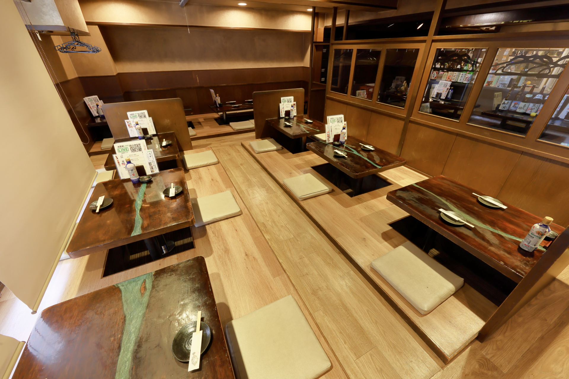 木目調の落ち着いた雰囲気の店内