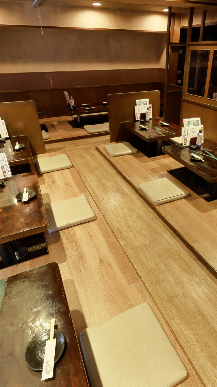 木目調の落ち着いた雰囲気の店内