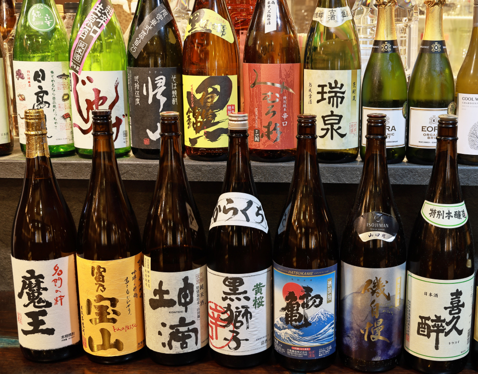 種類豊富に取り揃えた日本酒や焼酎のボトル